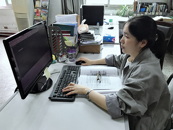 第三党支部党员张敏娟在工作中